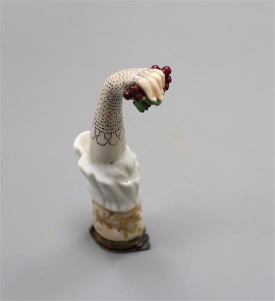 A porcelain snuff container modelled as a ladys arm holding grapes L.8.5cm